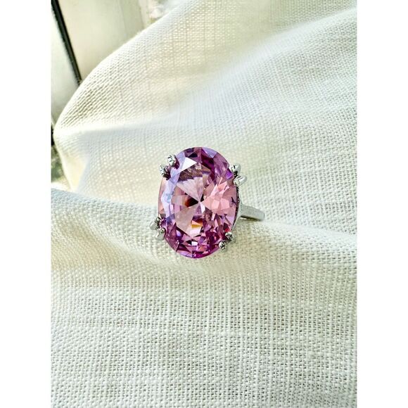Super sparkly light pink oval cut ring size 8￼ - Picture 3 of 5